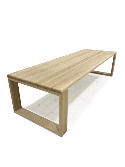 Table à manger avec affiche