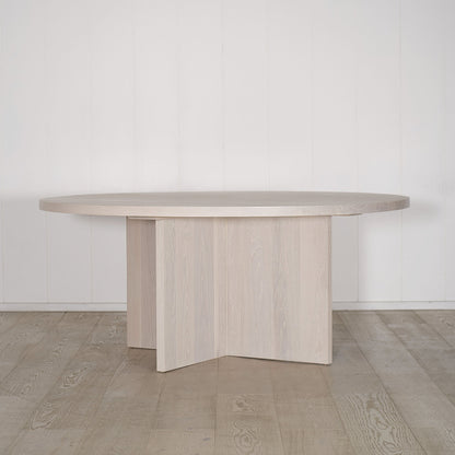 Table à manger à boutons