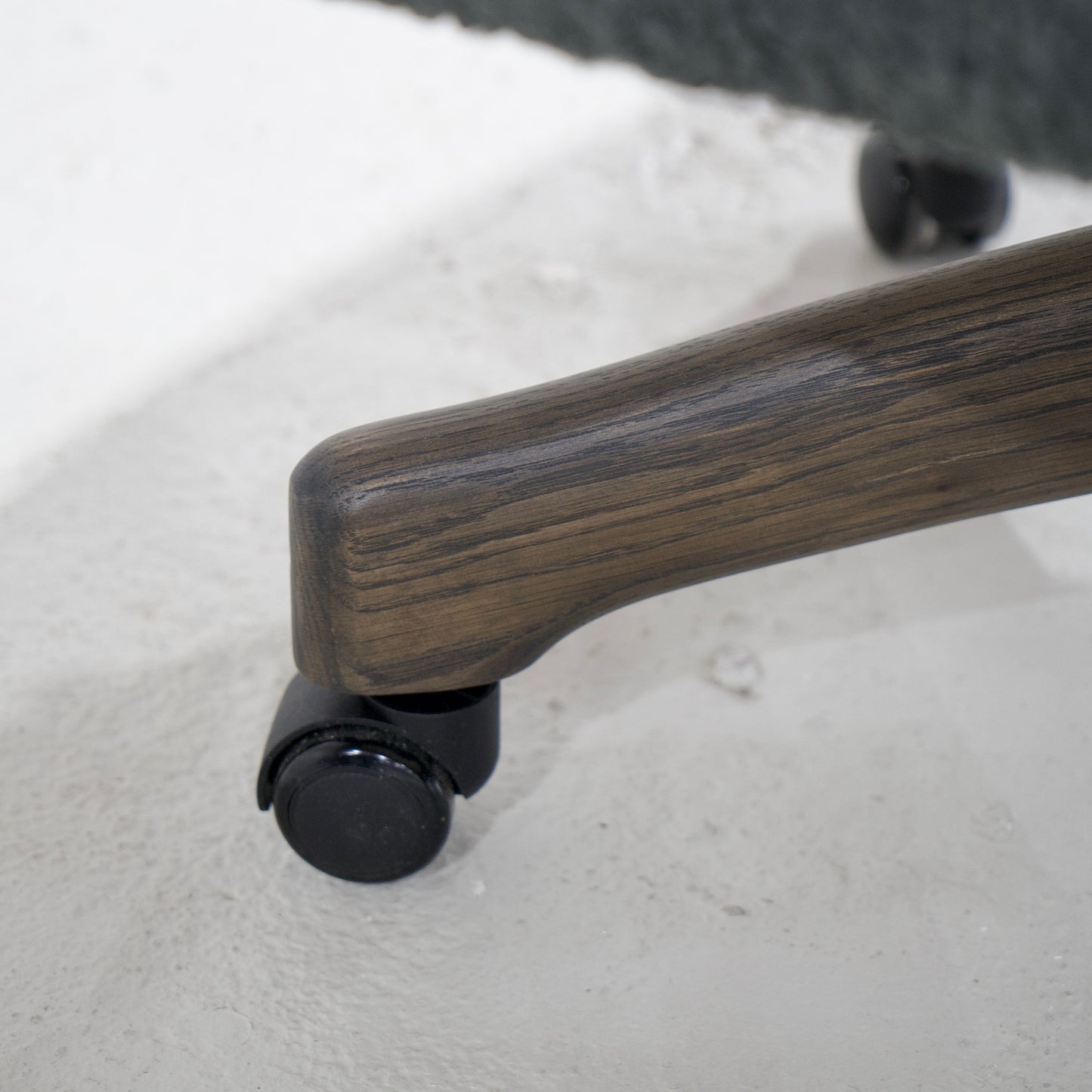 James - Chaise de bureau avec base en chêne
